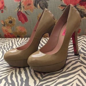 Betsy Johnson, Nude patent, Platform heels